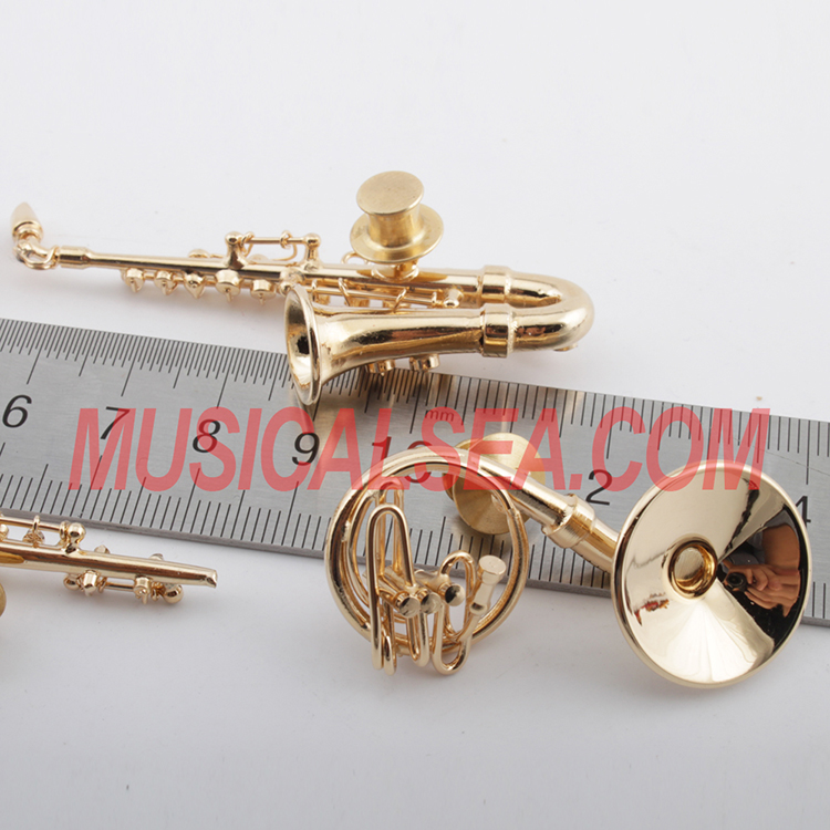 musical instrument model brooch